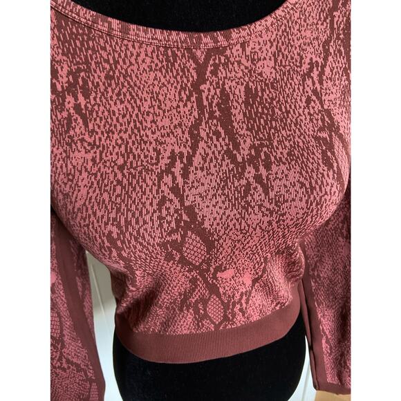 Fabletics Womens Top Size L Kamila Seamless Long Sleeve Cherry Mocha Reptilia - Picture 6 of 7